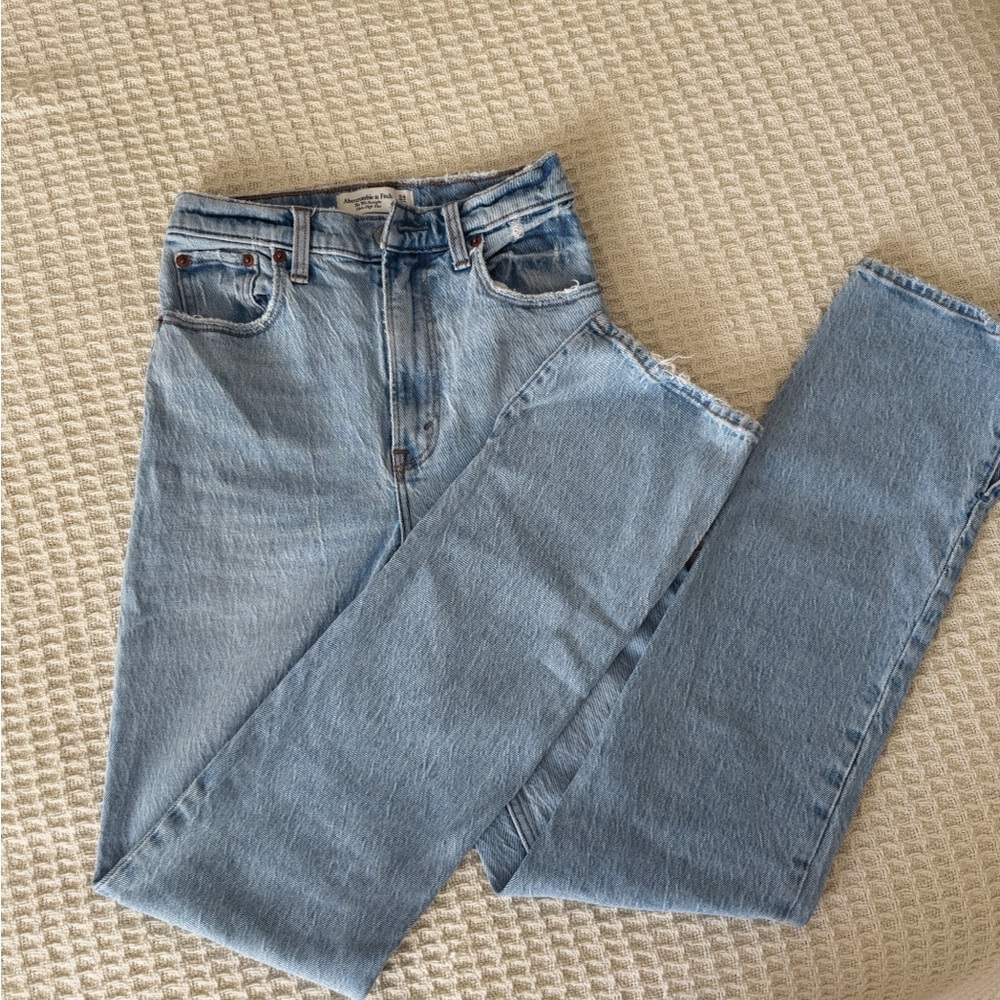Abercrombie The 90’s Straight Ultra High Rise Jean